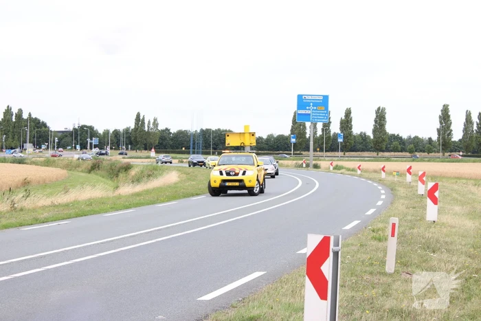 Automobilist vliegt uit de bocht en belandt in het water
