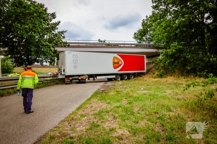 Vrachtwagenchauffeur rijdt zich vast na het keren