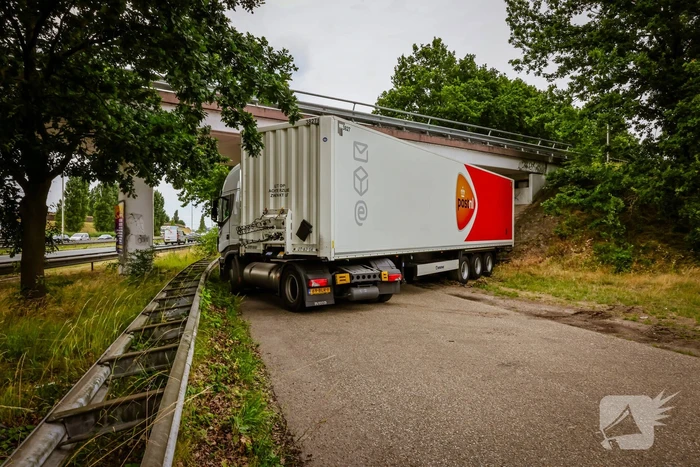 Vrachtwagenchauffeur rijdt zich vast na het keren