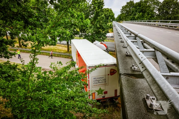 Vrachtwagenchauffeur rijdt zich vast na het keren
