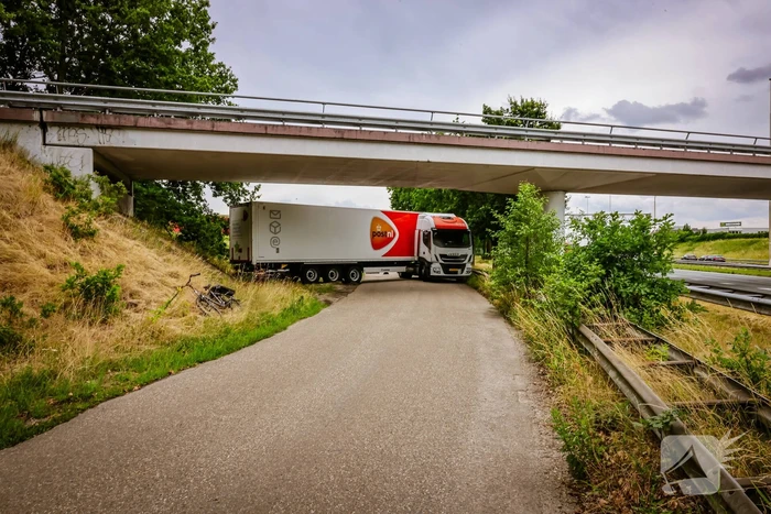 Vrachtwagenchauffeur rijdt zich vast na het keren