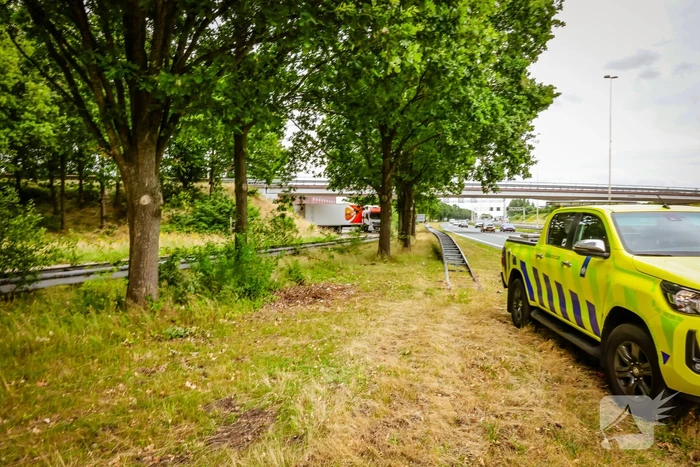 Vrachtwagenchauffeur rijdt zich vast na het keren