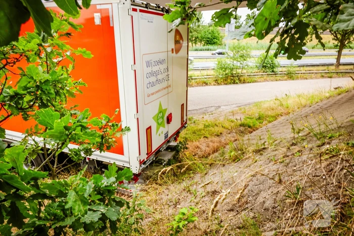 Vrachtwagenchauffeur rijdt zich vast na het keren