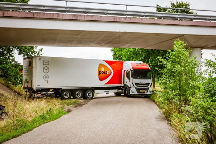 Vrachtwagenchauffeur rijdt zich vast na het keren