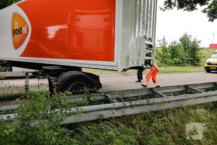 Vrachtwagenchauffeur rijdt zich vast na het keren