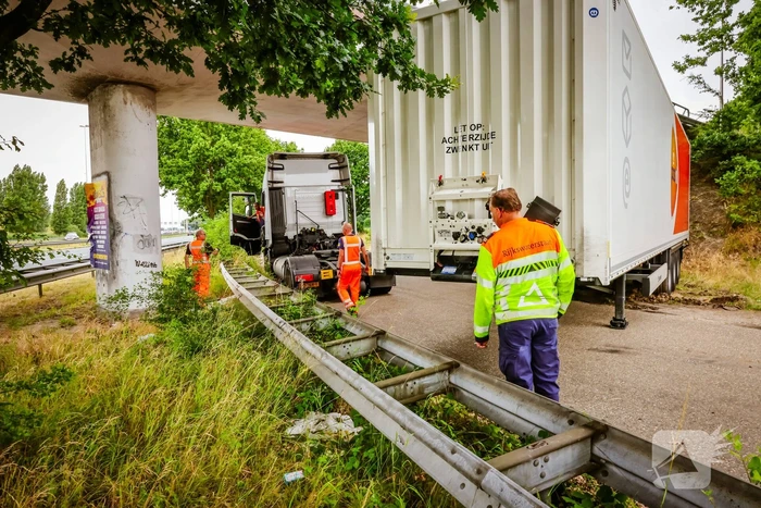 Vrachtwagenchauffeur rijdt zich vast na het keren