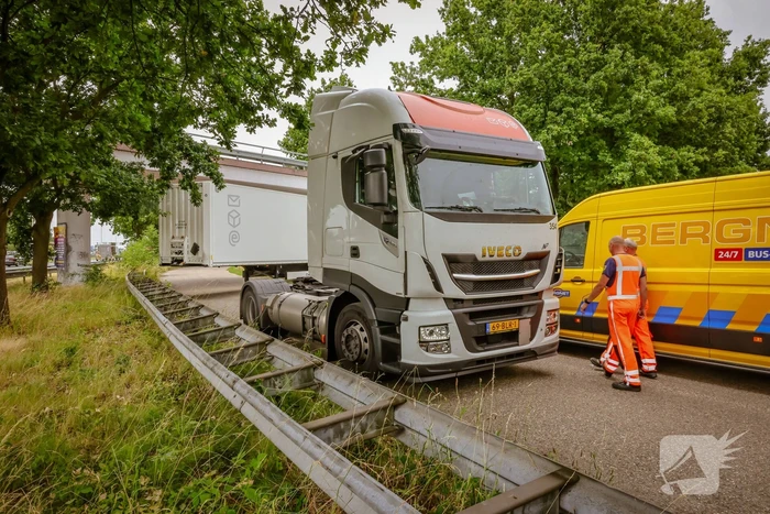 Vrachtwagenchauffeur rijdt zich vast na het keren