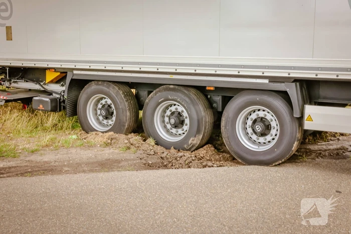Vrachtwagenchauffeur rijdt zich vast na het keren