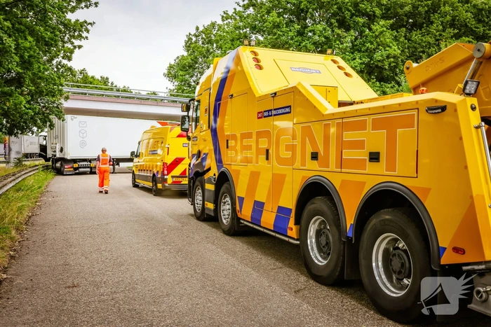 Vrachtwagenchauffeur rijdt zich vast na het keren