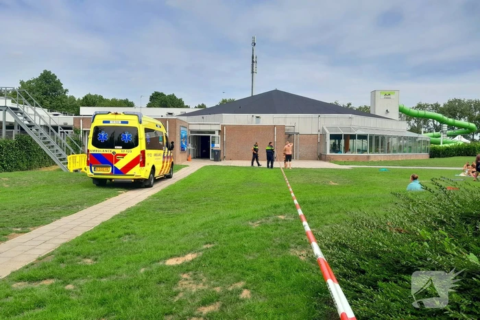 Traumahelikopter landt bij zwembad De Fakkel