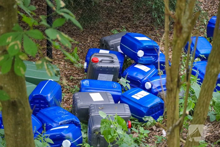 Tientalen vaten in bosgebied aangetroffen