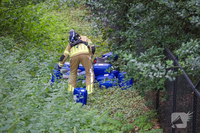 Tientalen vaten in bosgebied aangetroffen