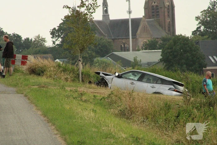 Twee auto's botsen frontaal op elkaar