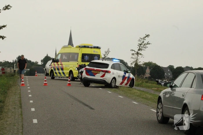 Twee auto's botsen frontaal op elkaar