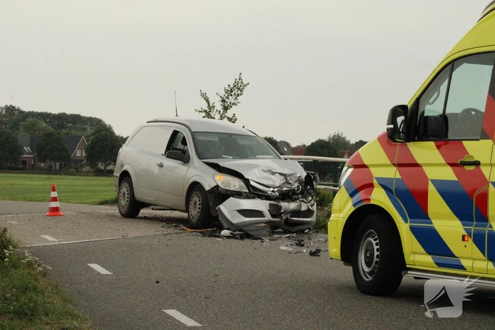 Twee auto's botsen frontaal op elkaar