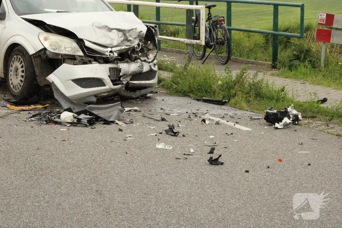 Twee auto's botsen frontaal op elkaar