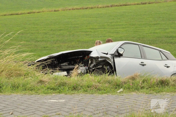 Twee auto's botsen frontaal op elkaar