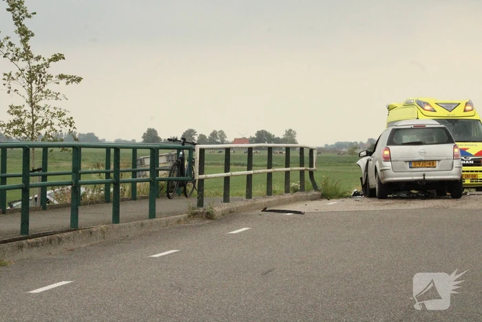 Twee auto's botsen frontaal op elkaar