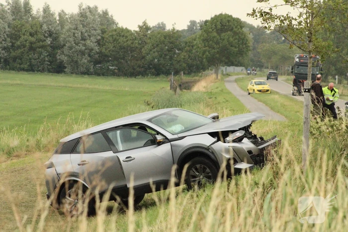 Twee auto's botsen frontaal op elkaar