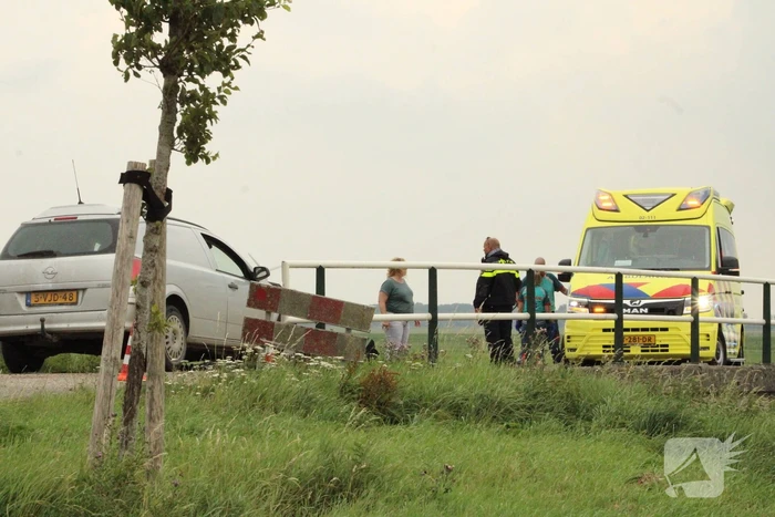 Twee auto's botsen frontaal op elkaar