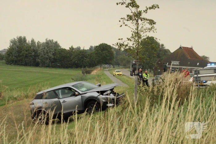 Twee auto's botsen frontaal op elkaar