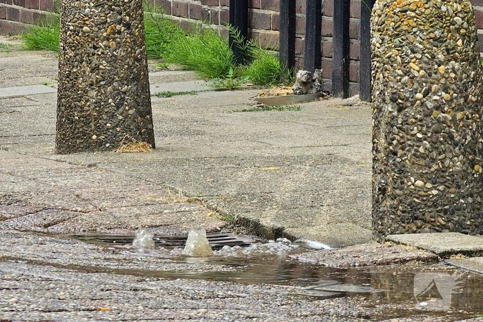 Straat af nadat water uit de grond komt