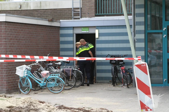 Brand in kelderbox van flatgebouw zorgt voor veel rookontwikkeling