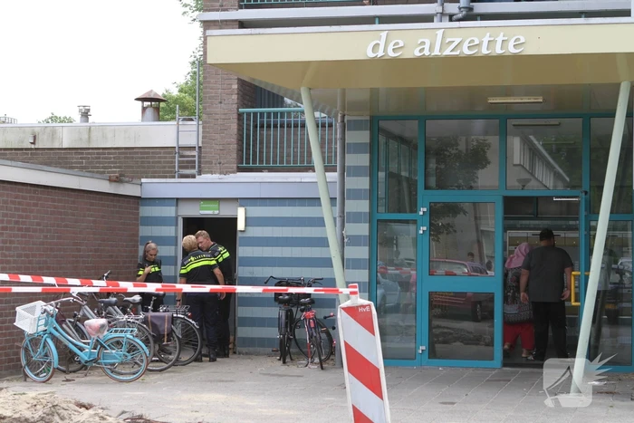 Brand in kelderbox van flatgebouw zorgt voor veel rookontwikkeling