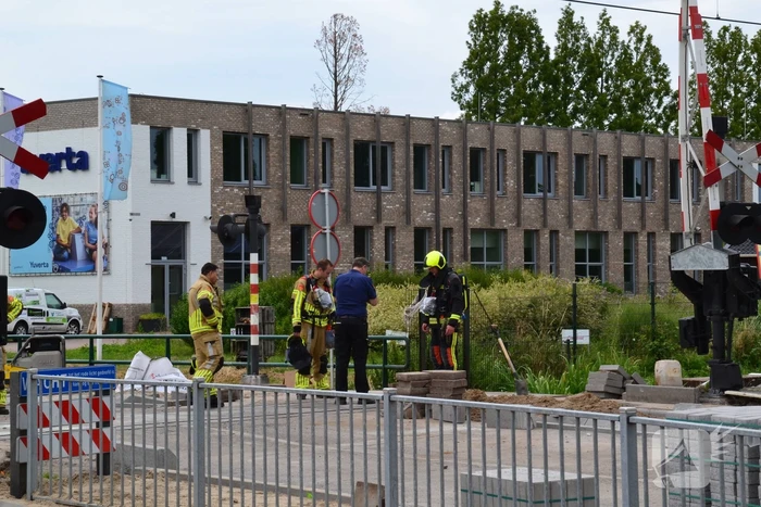 Brandweer doet onderzoek naar gaslucht bij spoorwegovergang