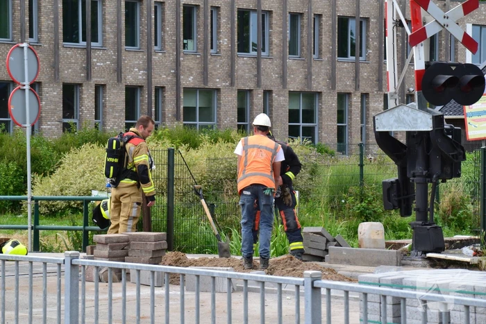 Brandweer doet onderzoek naar gaslucht bij spoorwegovergang