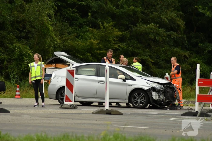 Flinke schade bij aanrijding tussen twee auto's