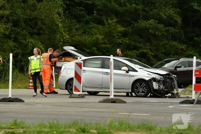 Flinke schade bij aanrijding tussen twee auto's