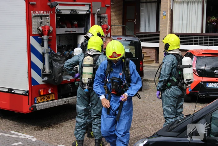 Brandweer in speciale pakken halen persoon uit flat
