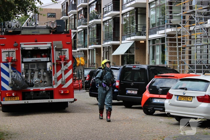 Brandweer in speciale pakken halen persoon uit flat