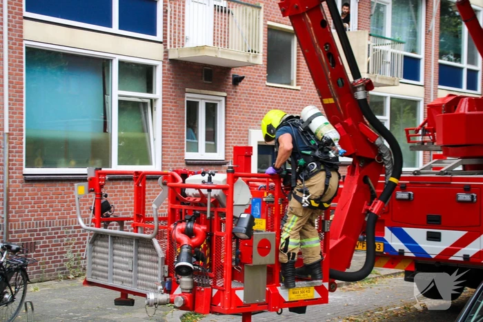 Brandweer in speciale pakken halen persoon uit flat