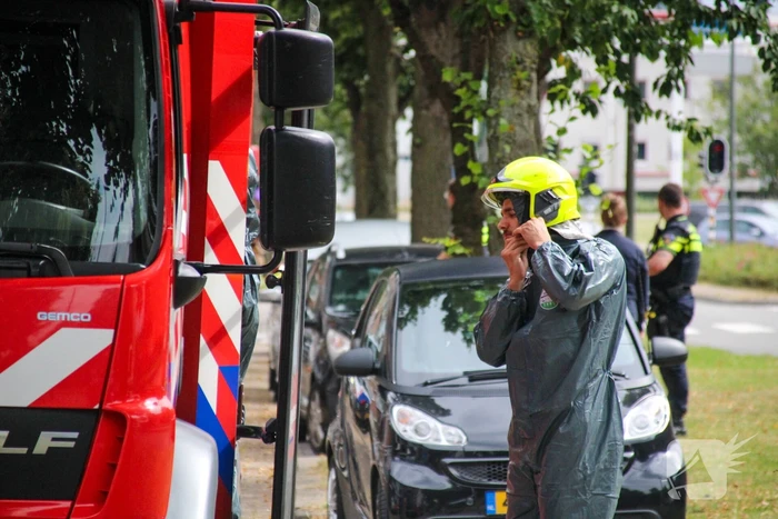 Brandweer in speciale pakken halen persoon uit flat