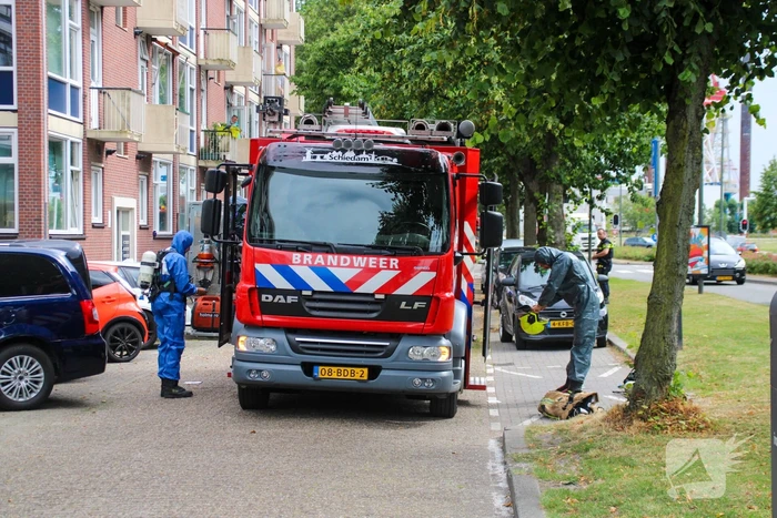Brandweer in speciale pakken halen persoon uit flat