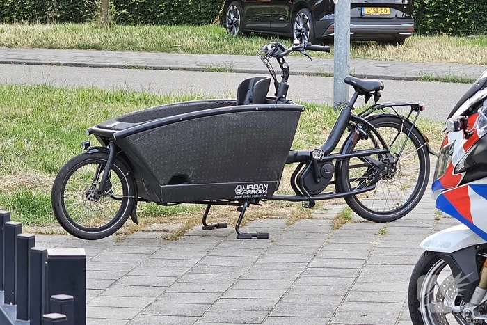 Bakfietser in botsing met personenauto