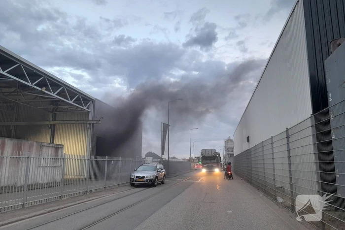 Zwarte rookwolken bij machinebrand