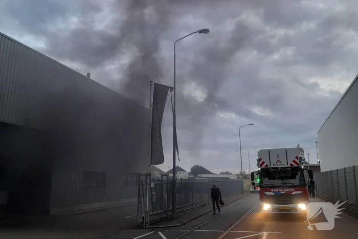 Zwarte rookwolken bij machinebrand