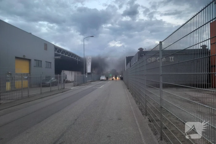 Zwarte rookwolken bij machinebrand