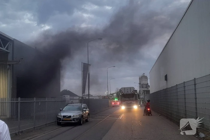 Zwarte rookwolken bij machinebrand
