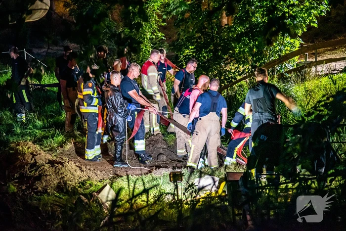 Brandweer uren bezig met paard in sloot