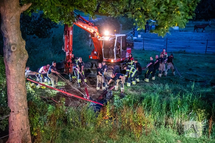 Brandweer uren bezig met paard in sloot