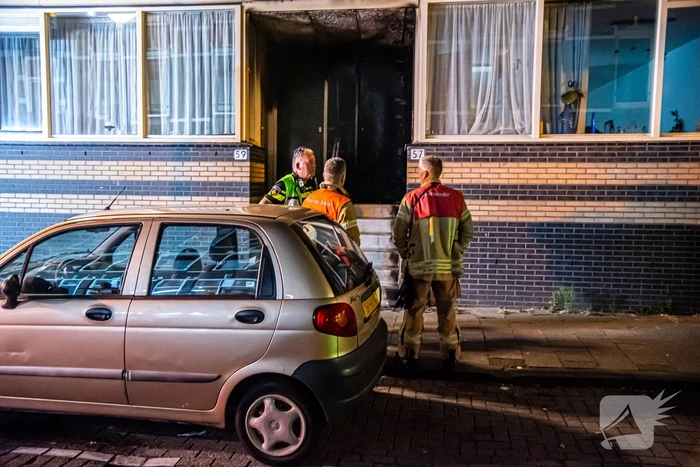 Brand na aanslag met explosief in portiek