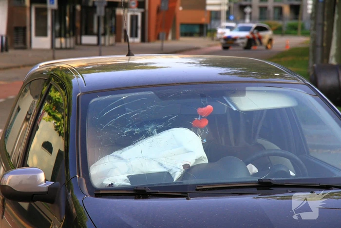 Automobiliste rijdt verkeerszuil plat