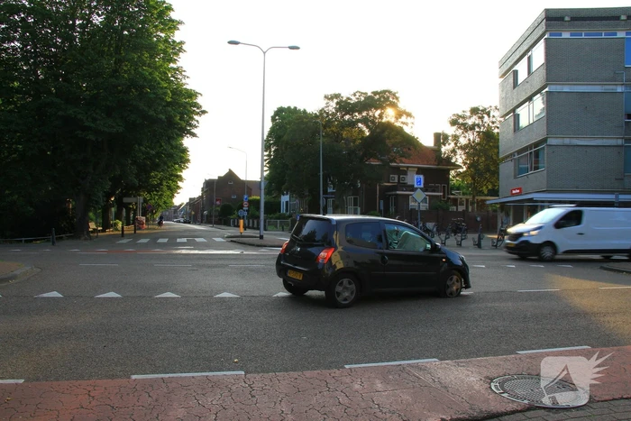 Automobiliste rijdt verkeerszuil plat