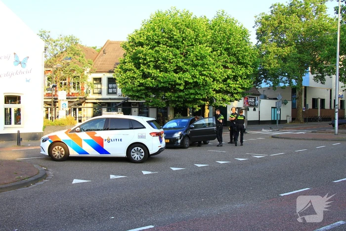 Automobiliste rijdt verkeerszuil plat