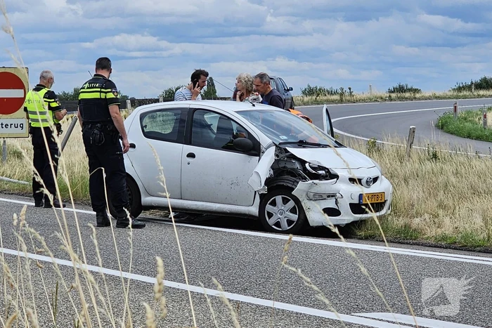 Automobilist ramt lantaarnpaal