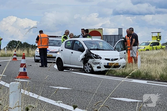 Automobilist ramt lantaarnpaal